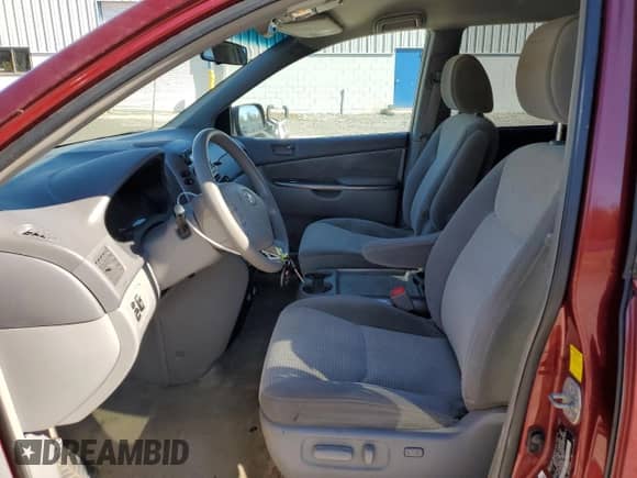 2010 Toyota Sienna LE z VIN 5TDKK4CC2AS309919, wystawiony jako Copart lot #82524135 z przebiegiem 196 955 mil mil oraz Szkoda całkowita • Salvage title. Historia ofert i sprzedaży dostępna na DreamBid. Obrazek 7.