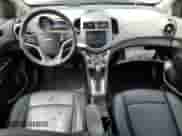 2013 Chevrolet Sonic LTZ с VIN 1G1JE5SG5D4217581, выставлен на аукционе Copart как лот 55977985 с пробегом 49 601 миль миль и Списание • Salvage title. История ставок и продаж доступна на DreamBid. Изображение 8.