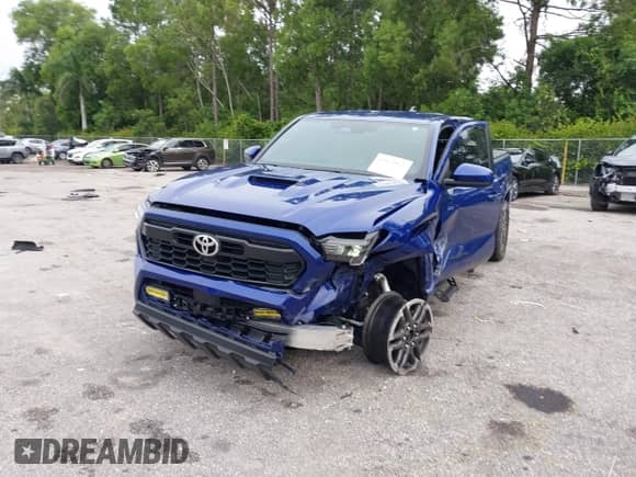 2024 Toyota Tacoma SR5 z VIN 3TYLB5JN8RT056829, wystawiony jako IAAI lot #43202811 z przebiegiem 5 867 mil mil oraz . Historia ofert i sprzedaży dostępna na DreamBid. Obrazek 6.