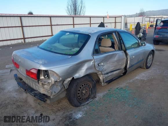 1998 Honda Accord LX z VIN 1HGCG1647WA022039, wystawiony jako IAAI lot #41383541 z przebiegiem 209 295 mil mil oraz . Historia ofert i sprzedaży dostępna na DreamBid. Obrazek 4.