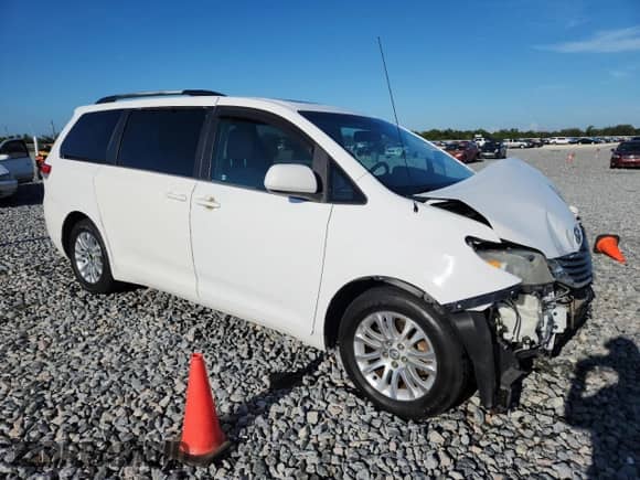 2013 Toyota Sienna XLE AAS z VIN 5TDYK3DC8DS332113, wystawiony jako Copart lot #69010115 z przebiegiem 148 685 mil mil oraz Szkoda całkowita • Salvage title. Historia ofert i sprzedaży dostępna na DreamBid. Obrazek 4.