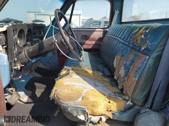 1983 Chevrolet Silverado 1500 с VIN 1GCCC14HXDF323954, выставлен на аукционе Copart как лот 70891605 с пробегом 100 834 миль миль и Списание • Salvage title. История ставок и продаж доступна на DreamBid. Изображение 7.