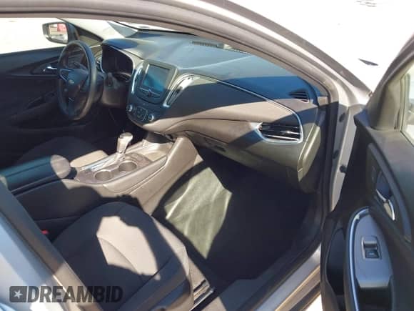 2018 Chevrolet Malibu LT z VIN 1G1ZD5STXJF268187, wystawiony jako IAAI lot #43439529 z przebiegiem 97 042 mil mil oraz . Historia ofert i sprzedaży dostępna na DreamBid. Obrazek 5.