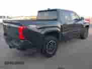 2024 Toyota Tacoma SR5 z VIN 3TMLB5JN8RM080821, wystawiony jako IAAI lot #43198796 z przebiegiem 13 169 mil mil oraz . Historia ofert i sprzedaży dostępna na DreamBid. Obrazek 4.