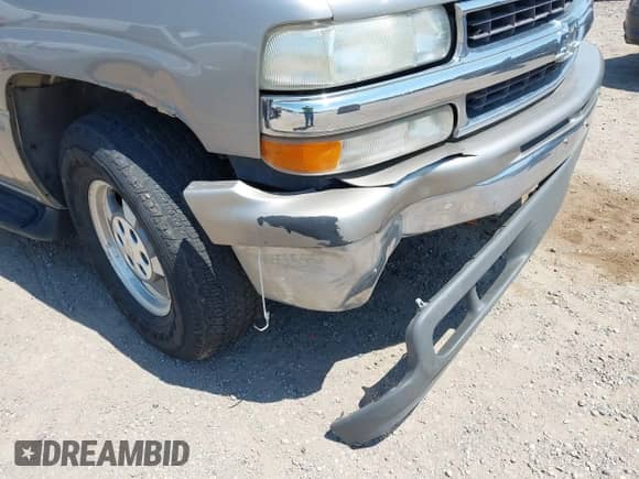 2000 Chevrolet Tahoe LS z VIN 1GNEC13T4YJ186048, wystawiony jako IAAI lot #42928108 z przebiegiem 188 360 mil mil oraz . Historia ofert i sprzedaży dostępna na DreamBid. Obrazek 6.