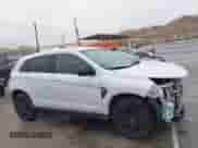 2023 Mitsubishi Outlander ES z VIN JA4ARUAU9PU014995, wystawiony jako IAAI lot #41550250 z przebiegiem 34 388 mil mil oraz . Historia ofert i sprzedaży dostępna na DreamBid. Obrazek 14.