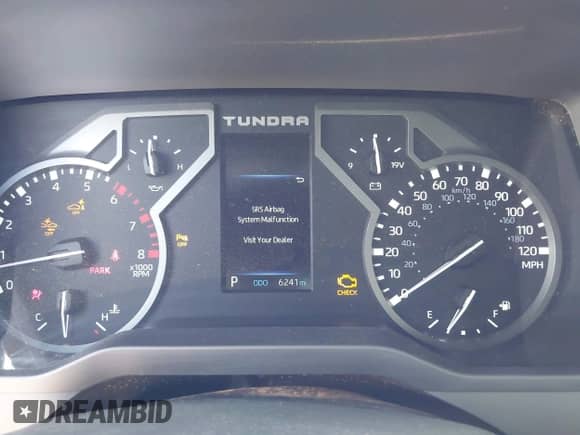 2025 Toyota Tundra SR5 z VIN 5TFLA5DB8SX265813, wystawiony jako IAAI lot #42659945 z przebiegiem 6 241 mil mil oraz . Historia ofert i sprzedaży dostępna na DreamBid. Obrazek 7.