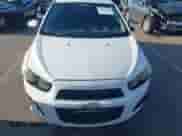 2015 Chevrolet Sonic LT z VIN 1G1JC5SB8F4115561, wystawiony jako IAAI lot #42884339 z przebiegiem 125 210 mil mil oraz . Historia ofert i sprzedaży dostępna na DreamBid. Obrazek 12.