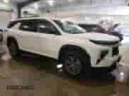 2025 Chevrolet Traverse AWD LT z VIN 1GNEVGRS0SJ210722, wystawiony jako Copart lot #84207925 z przebiegiem 14 348 mil mil oraz Czysty tytuł • Clean title. Historia ofert i sprzedaży dostępna na DreamBid. Obrazek 4.