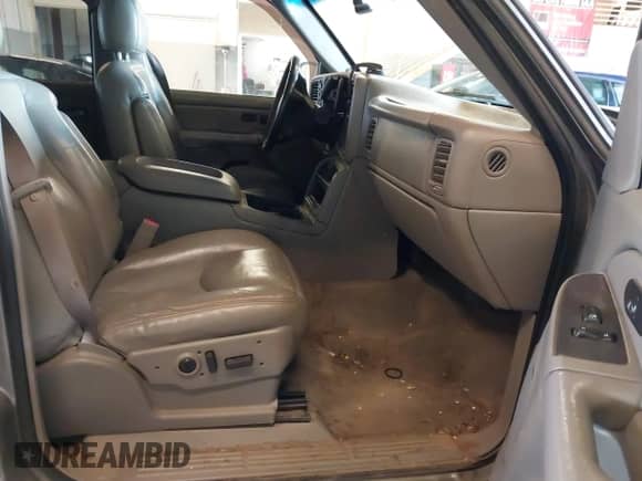 2006 Chevrolet Silverado 1500 LT3 z VIN 2GCEK13T661134570, wystawiony jako IAAI lot #43357401 z przebiegiem 238 723 mil mil oraz . Historia ofert i sprzedaży dostępna na DreamBid. Obrazek 5.