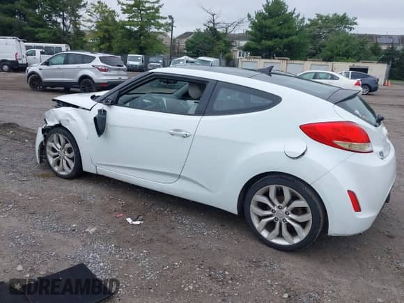 2013 Hyundai Veloster w/Gray Int z VIN KMHTC6AD0DU151892, wystawiony jako IAAI lot #43034606 z przebiegiem 138 148 mil mil oraz . Historia ofert i sprzedaży dostępna na DreamBid. Obrazek 3.