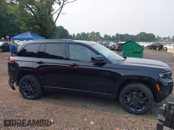 2024 Jeep Grand Cherokee z VIN 1C4RJYB61R8511820, wystawiony jako IAAI lot #42841100 z przebiegiem 17 626 mil mil oraz . Historia ofert i sprzedaży dostępna na DreamBid. Obrazek 13.