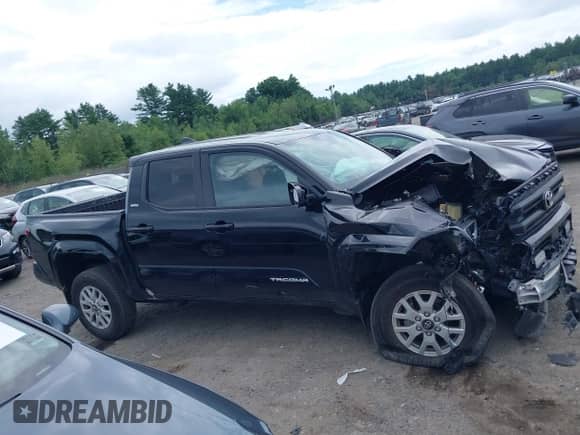 2024 Toyota Tacoma SR5 z VIN 3TYLB5JN3RT002144, wystawiony jako IAAI lot #42727494 z przebiegiem 20 489 mil mil oraz . Historia ofert i sprzedaży dostępna na DreamBid. Obrazek 12.