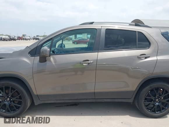 2021 Chevrolet Trax LT with VIN KL7CJLSBXMB359468, listed as a IAAI auction lot 41982149 with 199,685 mi miles and . Bid and sale history available at DreamBid. Image 14.