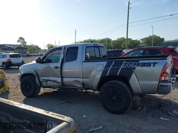 2015 Toyota Tacoma PreRunner z VIN 5TFTX4GN6FX040889, wystawiony jako IAAI lot #42160553 z przebiegiem Nie podano mil oraz . Historia ofert i sprzedaży dostępna na DreamBid. Obrazek 14.