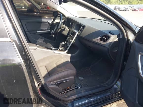2013 Volvo S60 T5 Premier z VIN YV1612FS0D1213942, wystawiony jako IAAI lot #42667474 z przebiegiem 175 094 mil mil oraz . Historia ofert i sprzedaży dostępna na DreamBid. Obrazek 5.