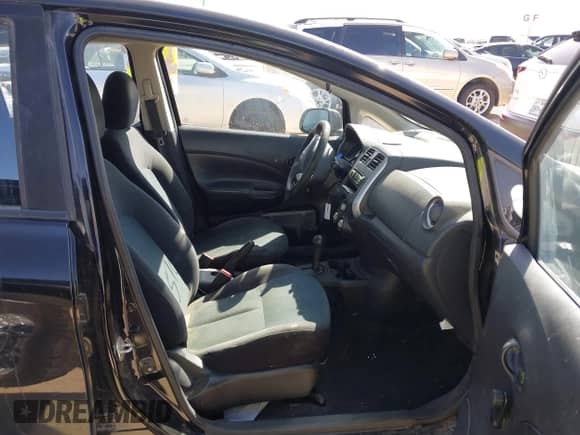 2014 Nissan Note S Plus z VIN 3N1CE2CP4EL378273, wystawiony jako IAAI lot #42451012 z przebiegiem 104 839 mil mil oraz . Historia ofert i sprzedaży dostępna na DreamBid. Obrazek 5.