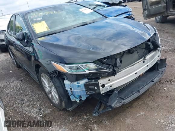 2023 Toyota Camry LE z VIN 4T1R11AK7PU130043, wystawiony jako IAAI lot #43289865 z przebiegiem 24 472 mil mil oraz . Historia ofert i sprzedaży dostępna na DreamBid. Obrazek 1.