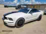 2005 Ford Mustang GT Deluxe z VIN 1ZVHT85H255211280, wystawiony jako Copart lot #69271235 z przebiegiem 109 841 mil mil oraz Czysty tytuł • Clean title. Historia ofert i sprzedaży dostępna na DreamBid. Obrazek 1.