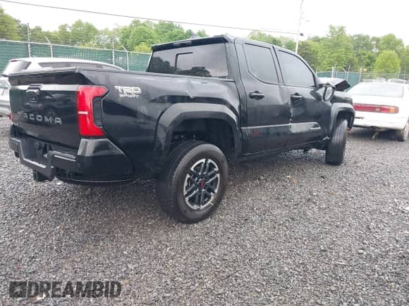 2024 Toyota Tacoma SR5 z VIN 3TMLB5JN4RM025895, wystawiony jako IAAI lot #42309915 z przebiegiem 23 530 mil mil oraz . Historia ofert i sprzedaży dostępna na DreamBid. Obrazek 4.