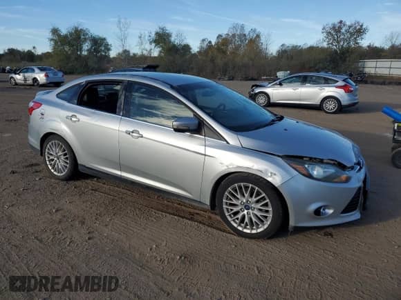 2014 Ford Focus Titanium with VIN 1FADP3J23EL280409, listed as a Copart auction lot 82561165 with 200,741 mi miles and Clean title. Bid and sale history available at DreamBid. Image 4.