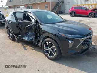 2025 Chevrolet Trax 1RS с VIN KL77LGEP1SC239026, выставлен на аукционе IAAI как лот 42894110 с пробегом 4 027 миль миль и . История ставок и продаж доступна на DreamBid. Изображение 1.