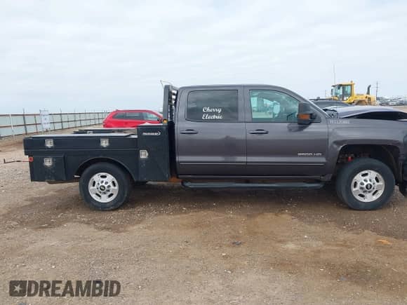 2015 Chevrolet Silverado 2500HD LT z VIN 1GC1KVEG9FF527686, wystawiony jako IAAI lot #42061516 z przebiegiem 248 855 mil mil oraz . Historia ofert i sprzedaży dostępna na DreamBid. Obrazek 13.