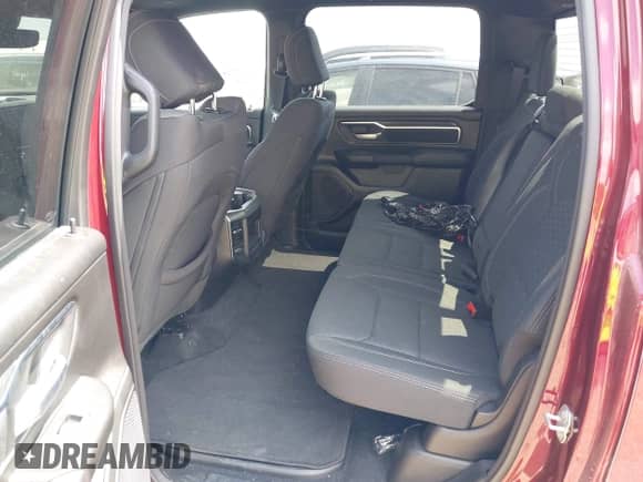 2025 Ram 1500 Big Horn z VIN 1C6RRFFG1SN509435, wystawiony jako IAAI lot #42658494 z przebiegiem 8 021 mil mil oraz . Historia ofert i sprzedaży dostępna na DreamBid. Obrazek 8.