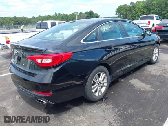 2017 Hyundai Sonata SE z VIN 5NPE24AF8HH566304, wystawiony jako IAAI lot #43064721 z przebiegiem 116 974 mil mil oraz . Historia ofert i sprzedaży dostępna na DreamBid. Obrazek 4.