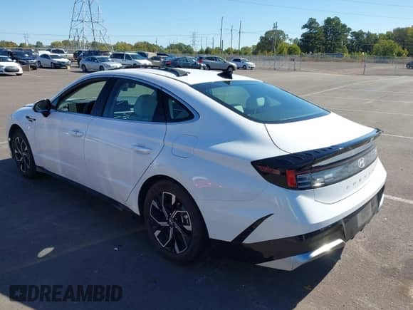 2025 Hyundai Sonata SEL z VIN KMHL64JA7SA486406, wystawiony jako IAAI lot #43503569 z przebiegiem 15 107 mil mil oraz . Historia ofert i sprzedaży dostępna na DreamBid. Obrazek 3.