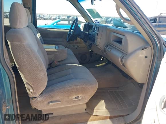 1997 Chevrolet Silverado 2500 z VIN 1GCGC29R3VE156465, wystawiony jako IAAI lot #41231908 z przebiegiem 292 681 mil mil oraz . Historia ofert i sprzedaży dostępna na DreamBid. Obrazek 5.
