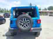 2025 Jeep Wrangler Sahara z VIN 1C4PJXEN8SW589601, wystawiony jako IAAI lot #42598990 z przebiegiem 636 mil mil oraz . Historia ofert i sprzedaży dostępna na DreamBid. Obrazek 15.