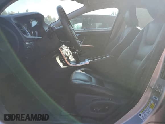 2015 Volvo S60 T5 Drive-E Platinum с VIN YV126MFM5F1335339, выставлен на аукционе Copart как лот 82262385 с пробегом 135 729 миль миль и Списание • Salvage title. История ставок и продаж доступна на DreamBid. Изображение 7.