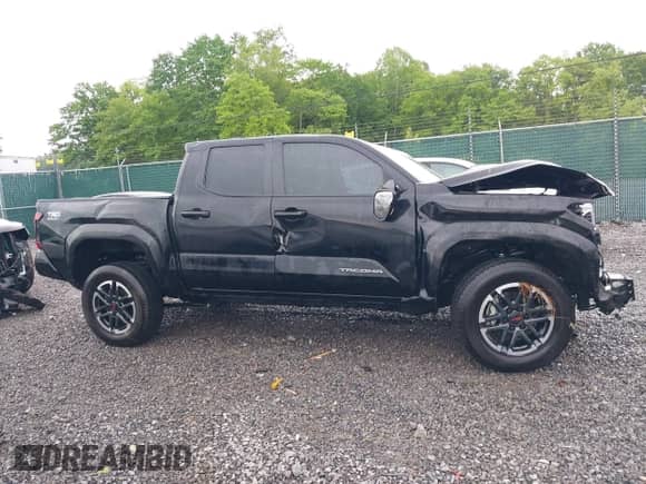 2024 Toyota Tacoma SR5 z VIN 3TMLB5JN4RM025895, wystawiony jako IAAI lot #42309915 z przebiegiem 23 530 mil mil oraz . Historia ofert i sprzedaży dostępna na DreamBid. Obrazek 14.