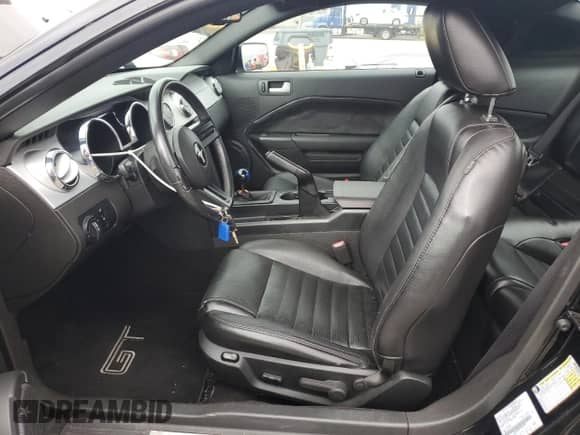 2007 Ford Mustang GT Deluxe z VIN 1ZVHT82H075220762, wystawiony jako Copart lot #90052055 z przebiegiem 103 359 mil mil oraz Czysty tytuł • Clean title. Historia ofert i sprzedaży dostępna na DreamBid. Obrazek 7.