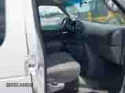 2006 Ford Econoline Cargo z VIN 1FTNS24W66HA70249, wystawiony jako IAAI lot #42640057 z przebiegiem 105 211 mil mil oraz . Historia ofert i sprzedaży dostępna na DreamBid. Obrazek 5.