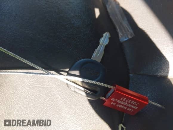 2005 Chevrolet Silverado 1500 LS z VIN 2GCEC19V951364379, wystawiony jako IAAI lot #43260409 z przebiegiem 160 813 mil mil oraz . Historia ofert i sprzedaży dostępna na DreamBid. Obrazek 11.