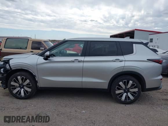 2025 Mitsubishi Outlander SE z VIN JA4J4VA83SZ016874, wystawiony jako IAAI lot #43491496 z przebiegiem 8 726 mil mil oraz . Historia ofert i sprzedaży dostępna na DreamBid. Obrazek 15.