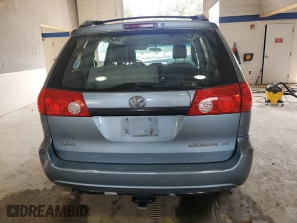 2010 Toyota Sienna CE z VIN 5TDKK4CC0AS341428, wystawiony jako Copart lot #84025485 z przebiegiem Nie podano mil oraz Szkoda całkowita • Salvage title. Historia ofert i sprzedaży dostępna na DreamBid. Obrazek 6.