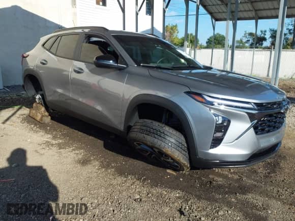 2025 Chevrolet Trax 2RS с VIN KL77LJEP5SC137838, выставлен на аукционе IAAI как лот 43255035 с пробегом Не указан миль и . История ставок и продаж доступна на DreamBid. Изображение 1.