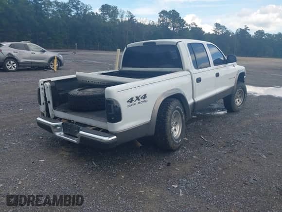 2002 Dodge Dakota SLT with VIN 1B7HG48NX2S537178, listed as a IAAI auction lot 42683642 with 165,384 mi miles and . Bid and sale history available at DreamBid. Image 4.