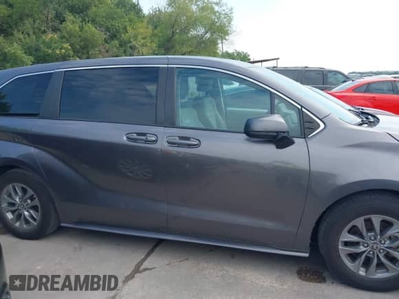 2023 Toyota Sienna LE z VIN 5TDKSKFC2PS075368, wystawiony jako IAAI lot #43087547 z przebiegiem 99 589 mil mil oraz . Historia ofert i sprzedaży dostępna na DreamBid. Obrazek 13.