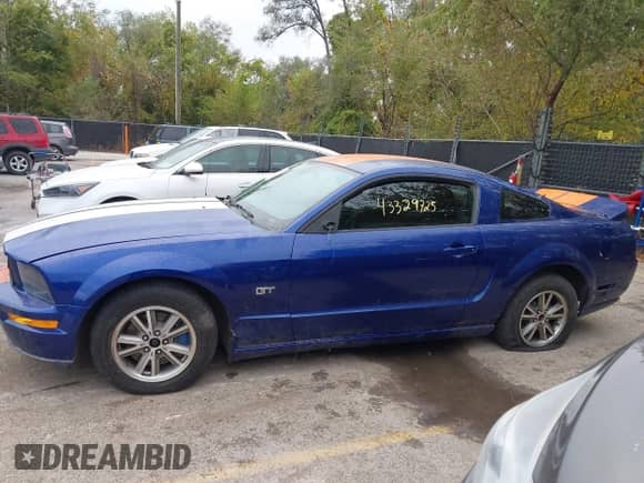 2005 Ford Mustang GT Deluxe с VIN 1ZVFT82H555183325, выставлен на аукционе IAAI как лот 43329725 с пробегом 132 099 миль миль и . История ставок и продаж доступна на DreamBid. Изображение 14.