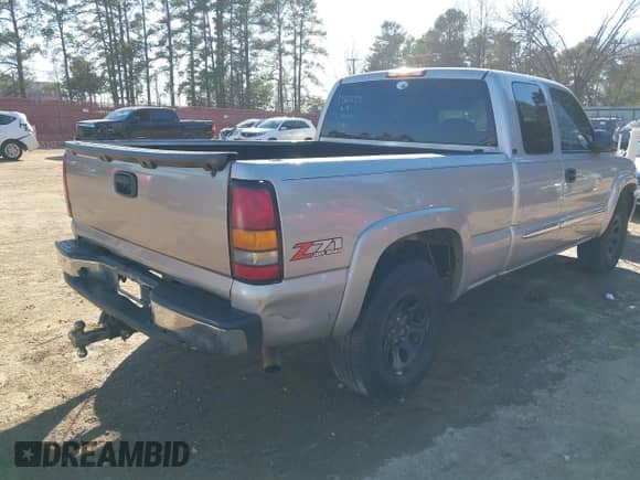2005 GMC Sierra 1500 SLE z VIN 2GTEK19B051338259, wystawiony jako IAAI lot #41289552 z przebiegiem 208 575 mil mil oraz . Historia ofert i sprzedaży dostępna na DreamBid. Obrazek 4.