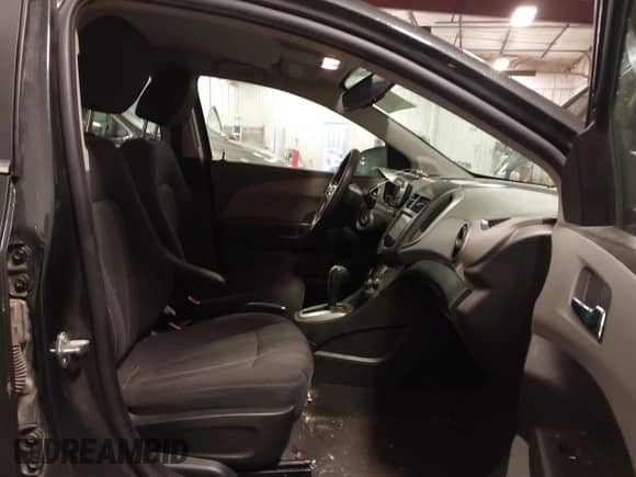 2014 Chevrolet Sonic LT z VIN 1G1JC5SH0E4225362, wystawiony jako IAAI lot #43387136 z przebiegiem 184 721 mil mil oraz . Historia ofert i sprzedaży dostępna na DreamBid. Obrazek 5.