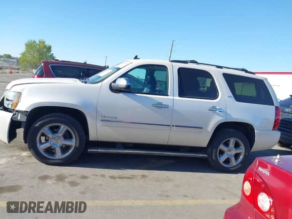 2014 Chevrolet Tahoe LTZ z VIN 1GNSKCE0XER128575, wystawiony jako IAAI lot #42009959 z przebiegiem 129 628 mil mil oraz . Historia ofert i sprzedaży dostępna na DreamBid. Obrazek 14.