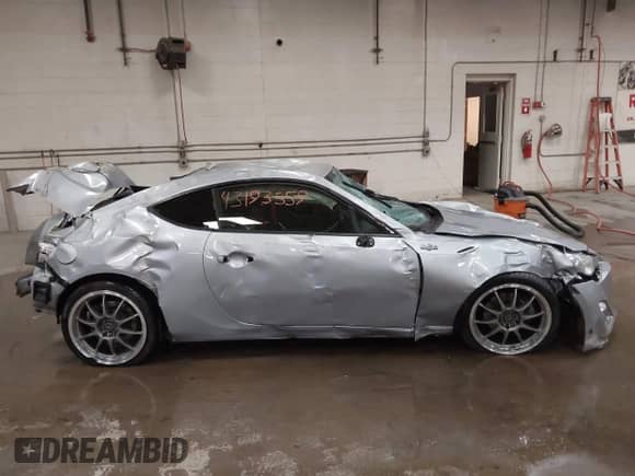 2015 Scion FR-S z VIN JF1ZNAA13F8702500, wystawiony jako IAAI lot #43193559 z przebiegiem 107 621 mil mil oraz . Historia ofert i sprzedaży dostępna na DreamBid. Obrazek 14.
