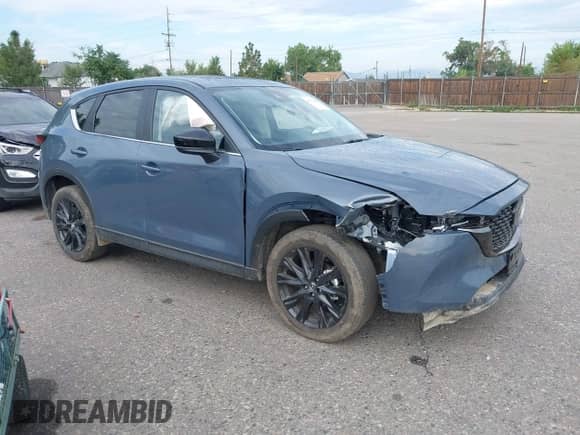 2025 Mazda CX-5 S Carbon Edition z VIN JM3KFBCM0S0678727, wystawiony jako IAAI lot #43111665 z przebiegiem 6 866 mil mil oraz . Historia ofert i sprzedaży dostępna na DreamBid. Obrazek 1.