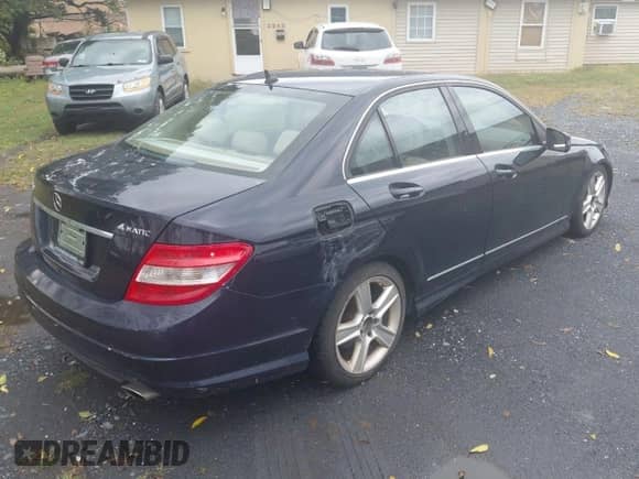2011 Mercedes-Benz C 300 Sport z VIN WDDGF8BB6BR145896, wystawiony jako Copart lot #84426195 z przebiegiem 113 547 mil mil oraz Czysty tytuł • Clean title. Historia ofert i sprzedaży dostępna na DreamBid. Obrazek 4.