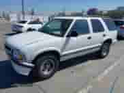 1996 Chevrolet Blazer z VIN 1GNCS13W5T2298221, wystawiony jako IAAI lot #43130956 z przebiegiem 119 444 mil mil oraz . Historia ofert i sprzedaży dostępna na DreamBid. Obrazek 2.